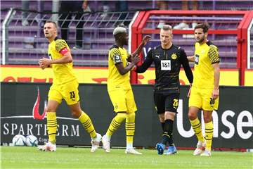 Richmond Tachie und Niklas Dams trösten BVB-Torhüter Luca Unbehaun nach dessen Fehler, der zum frühen 0:1-Rückstand führte.