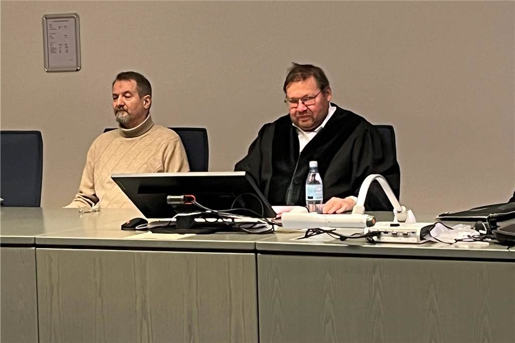 Richter Ulf Pennig (r., mit einem Schöffen) wollte von Friedrich Mülln den Namen des Informanten im Mecke-Skandal wissen.