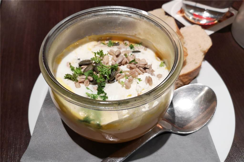 Im Bistro denk-mal überzeugen modern zubereitete Klassiker und ein tolles Ambiente Richtig gut: die Karotten-Ingwer-Suppe mit Sahnehaube, Kernen und frischer Petersilie im Glas.