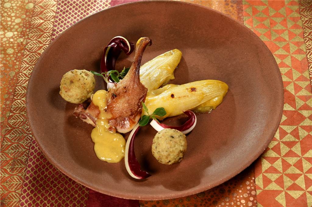Leckere Entenkeule, ungewöhnliche Forelle für 1 Person: Weihnachts-Rezepte für Singles Richtig weihnachtlich: Geschmorte Enkeule mit Chicorée und Kürbiskerngnocchi nach dem Rezept von Mario Kalweit.
