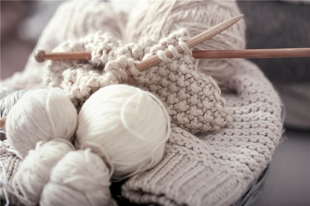Warmes Material an kalten Tagen: Das kann man mit Wolle machen weißer pullover der aus wolle hergestellt wird