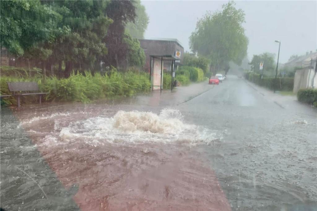 Gewitter: Blitzeinschlag, vollgelaufene Keller und überflutete Straßen in Lünen Richtige Wasserfluten waren auf den Straßen in Lünen unterwegs.