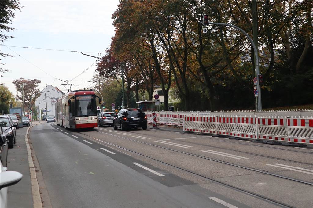 Auf dem Hellweg wird es wieder eng - neue Baustelle sorgt für Staus Richtung Innenstadt geht es auf dem Wambeler Hellweg weiter zweispurig, nur Richtung Osten ist der Hellweg in diesem Bereich verengt.