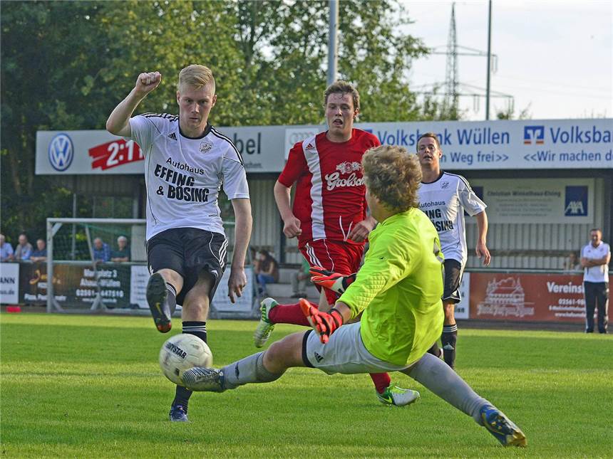 Souveräne Eintracht ist schon durch Rick Reekers (l.) brachte Wüllen im Spiel gegen Alstätte zwar in Führung, doch sein Team unterlag am Ende.