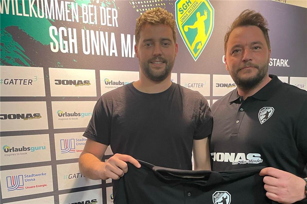 Kurioser Wechsel: SGH Unna Massen schnappt sich Torwart aus der Oberliga Rico Witt wechselt vom Oberligisten Soester TV zur SGH Unna Massen. Neben ihm steht SGH-Trainer Sebastian Swoboda.