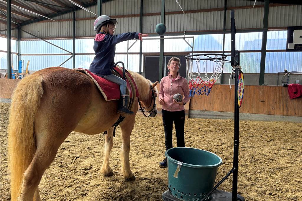 Rieke (6) findet beim therapeutischen Reiten den Weg zu mehr Selbstvertrauen Rieke Fleuth beim Basketballspielen beim therapeutischen Reiten