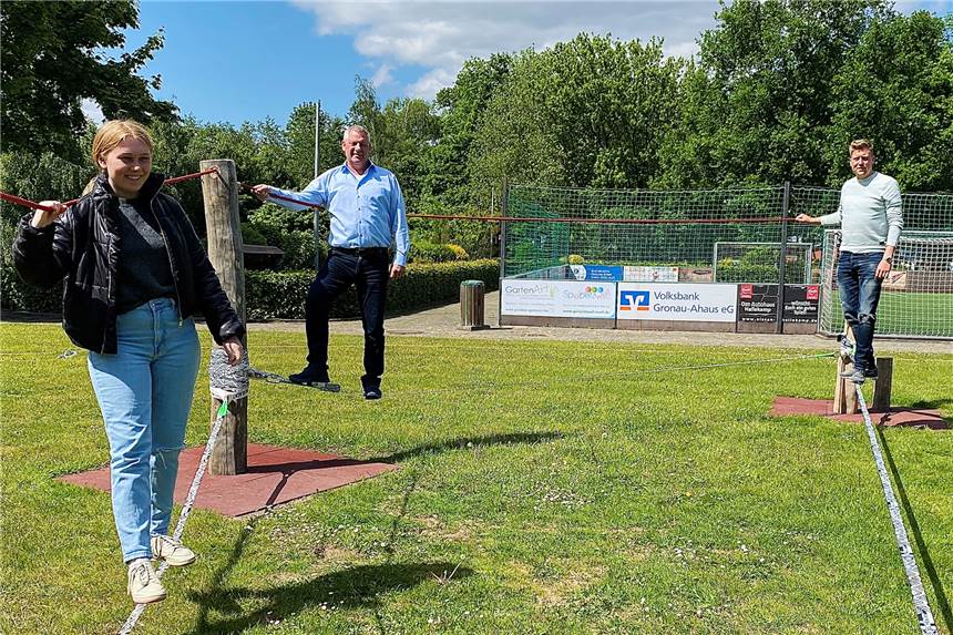 Mit Einschränkungen: Jugendhaus Pool in Legden öffnet wieder Rieke Fränkert, Dieter Berkemeier und Johannes Kuiper auf der neuen Slackline des Jugendhaus Pool.