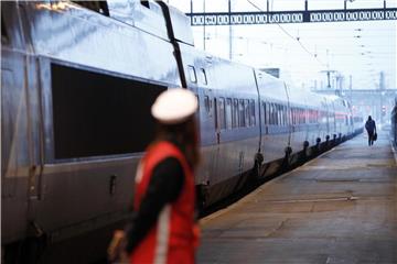 „rien ne va plus“: Wegen des Eisenbahnerstreiks stehen in Frankreich erneut viele Züge still. Foto: Christophe Ena