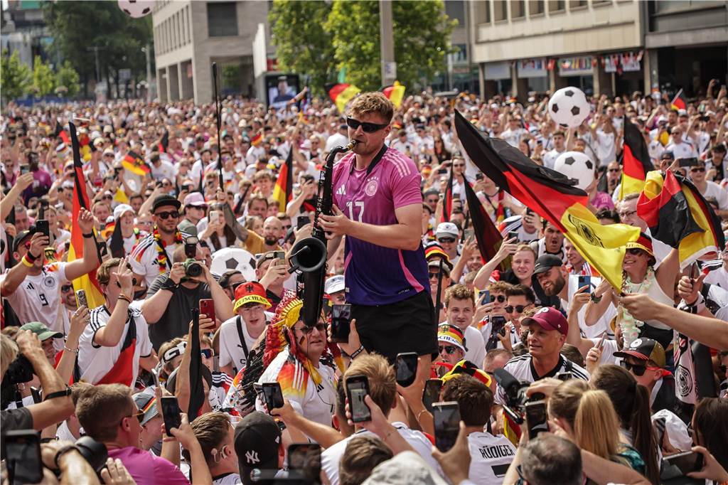 Riesen-Stimmung bei den Deutschland-Fans vor dem EM-Achtelfinale gegen Dänemark in Dortmund.