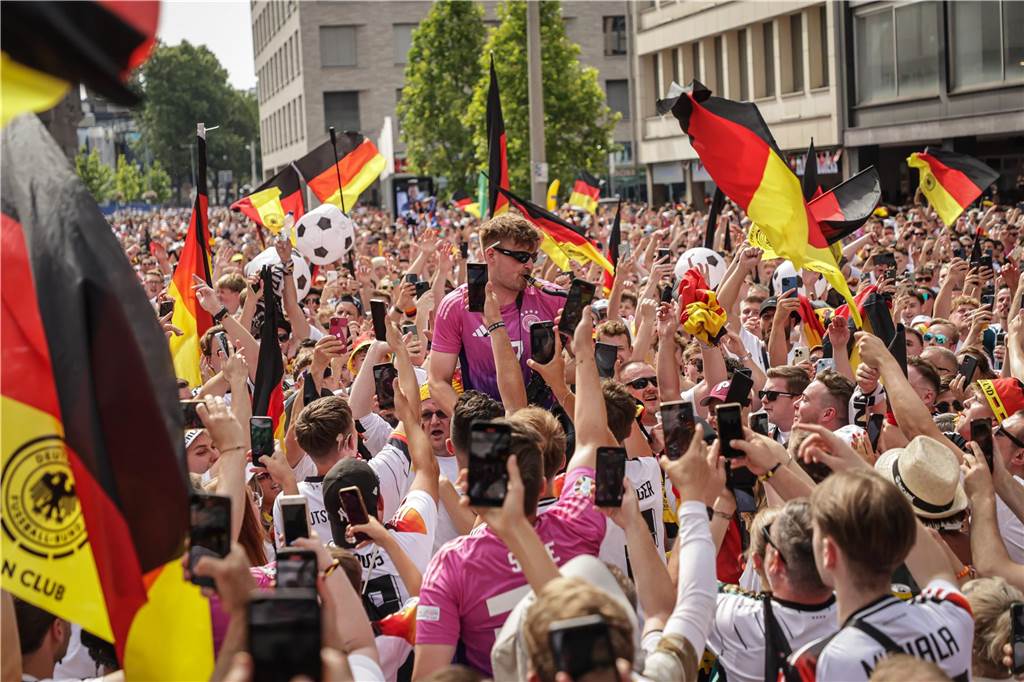 Riesen-Stimmung bei den Deutschland-Fans vor dem EM-Achtelfinale gegen Dänemark in Dortmund.