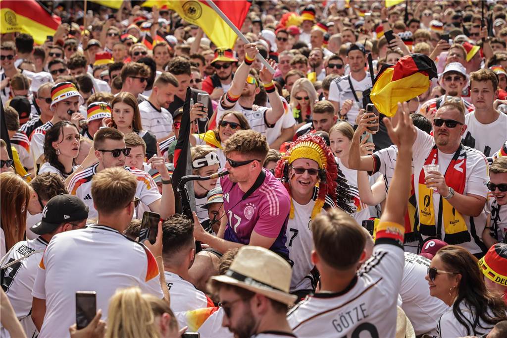 Riesen-Stimmung bei den Deutschland-Fans vor dem EM-Achtelfinale gegen Dänemark in Dortmund.