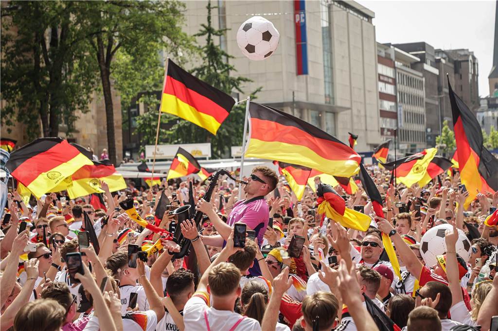 Riesen-Stimmung bei den Deutschland-Fans vor dem EM-Achtelfinale gegen Dänemark in Dortmund.