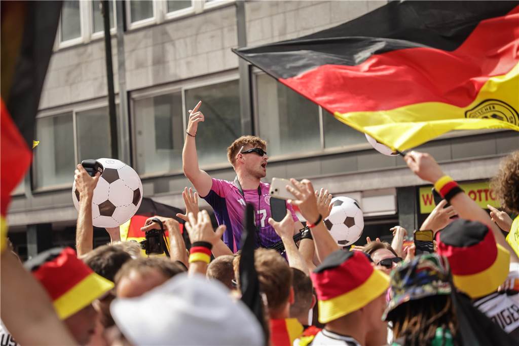 Riesen-Stimmung bei den Deutschland-Fans vor dem EM-Achtelfinale gegen Dänemark in Dortmund.