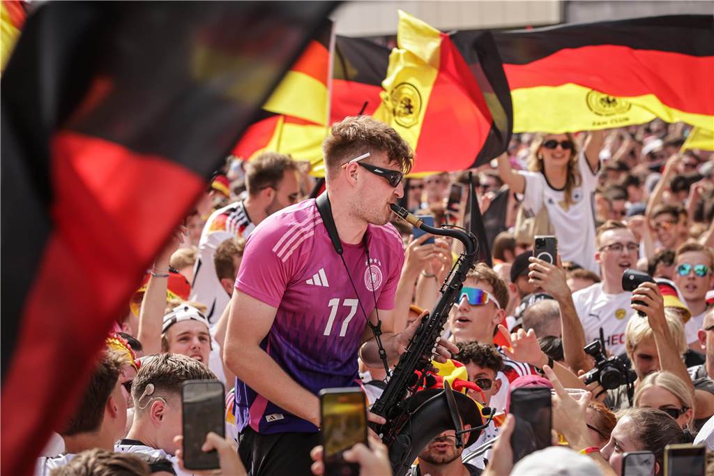 Riesen-Stimmung bei den Deutschland-Fans vor dem EM-Achtelfinale gegen Dänemark in Dortmund.