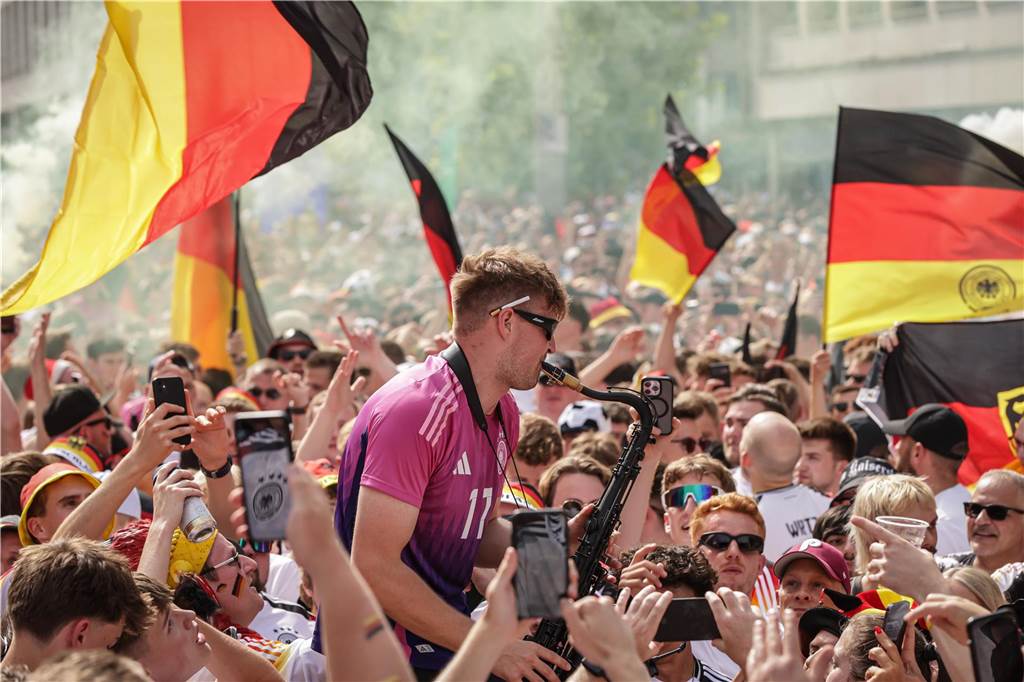 Riesen-Stimmung bei den Deutschland-Fans vor dem EM-Achtelfinale gegen Dänemark in Dortmund.