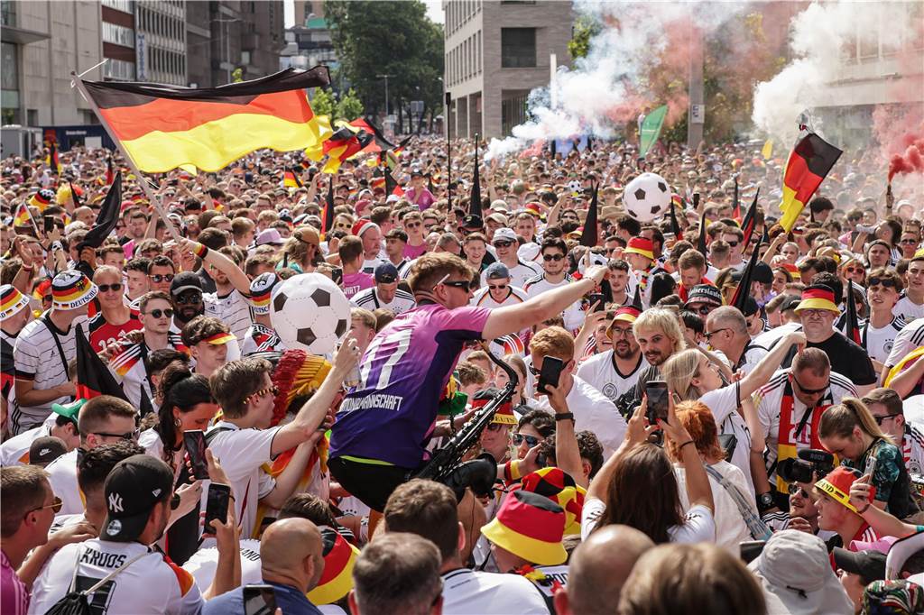 Riesen-Stimmung bei den Deutschland-Fans vor dem EM-Achtelfinale gegen Dänemark in Dortmund.