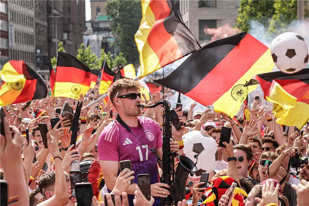 Riesen-Stimmung bei den Deutschland-Fans vor dem EM-Achtelfinale gegen Dänemark in Dortmund.