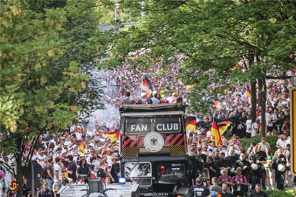 Riesen-Stimmung bei den Deutschland-Fans vor dem EM-Achtelfinale gegen Dänemark in Dortmund.