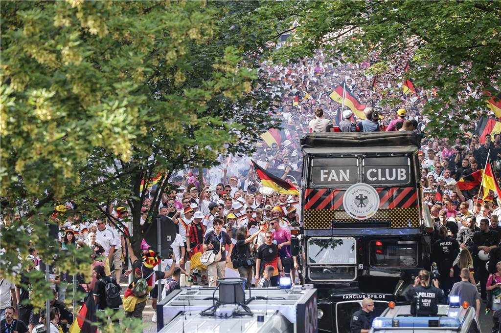 Riesen-Stimmung bei den Deutschland-Fans vor dem EM-Achtelfinale gegen Dänemark in Dortmund.
