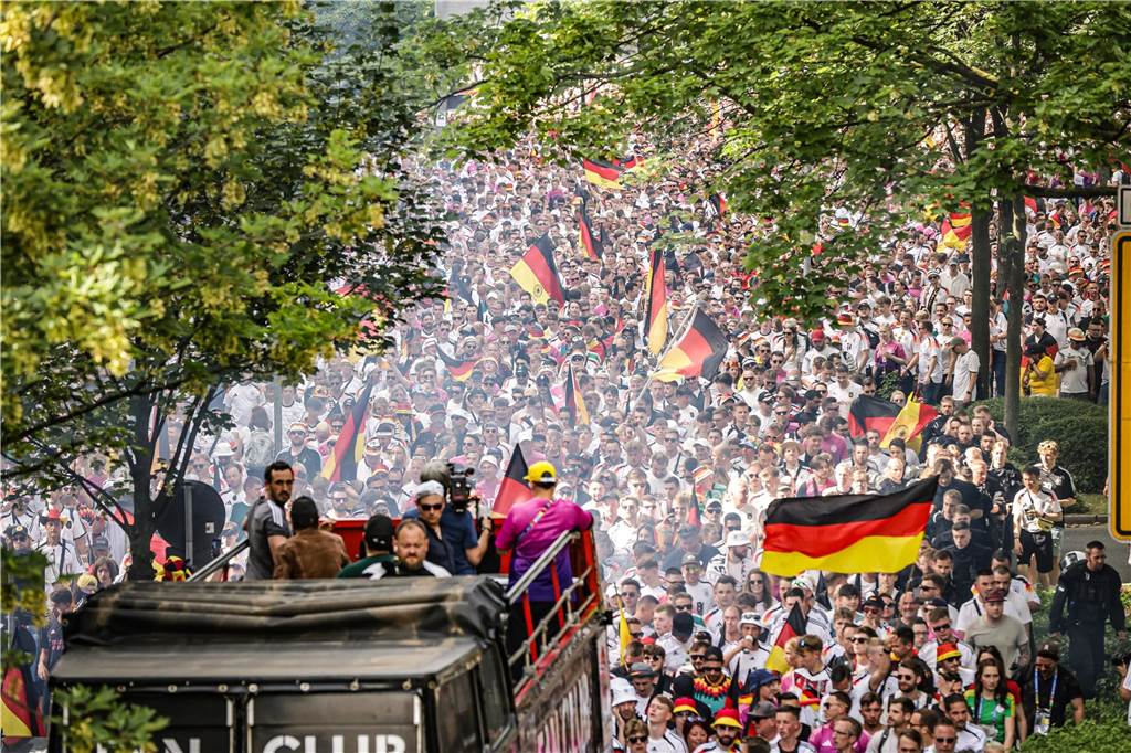 Riesen-Stimmung bei den Deutschland-Fans vor dem EM-Achtelfinale gegen Dänemark in Dortmund.