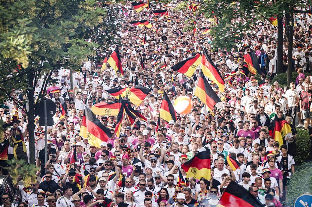 Riesen-Stimmung bei den Deutschland-Fans vor dem EM-Achtelfinale gegen Dänemark in Dortmund.