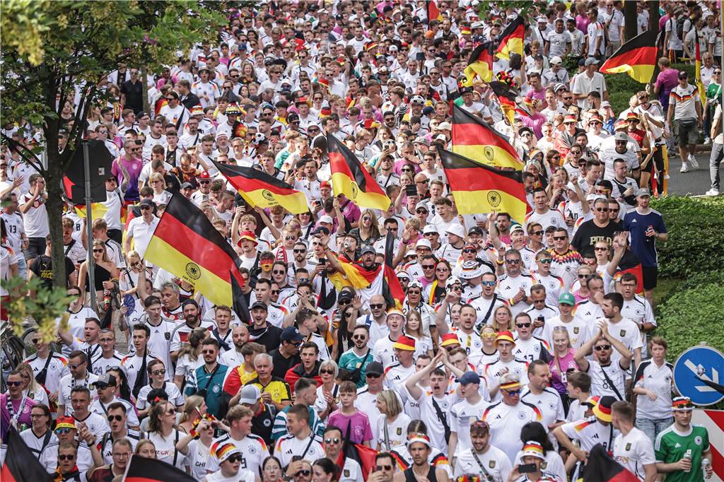 Riesen-Stimmung bei den Deutschland-Fans vor dem EM-Achtelfinale gegen Dänemark in Dortmund.