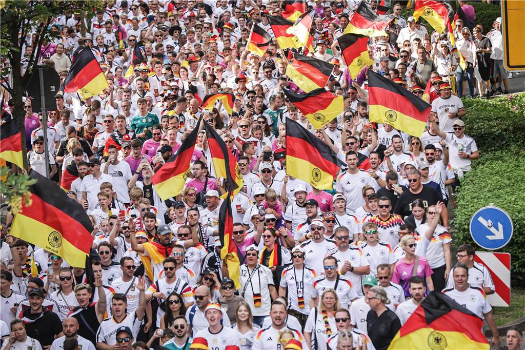 Riesen-Stimmung bei den Deutschland-Fans vor dem EM-Achtelfinale gegen Dänemark in Dortmund.
