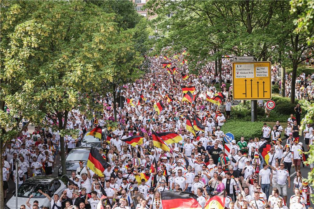 Riesen-Stimmung bei den Deutschland-Fans vor dem EM-Achtelfinale gegen Dänemark in Dortmund.
