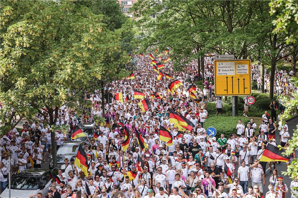 Riesen-Stimmung bei den Deutschland-Fans vor dem EM-Achtelfinale gegen Dänemark in Dortmund.
