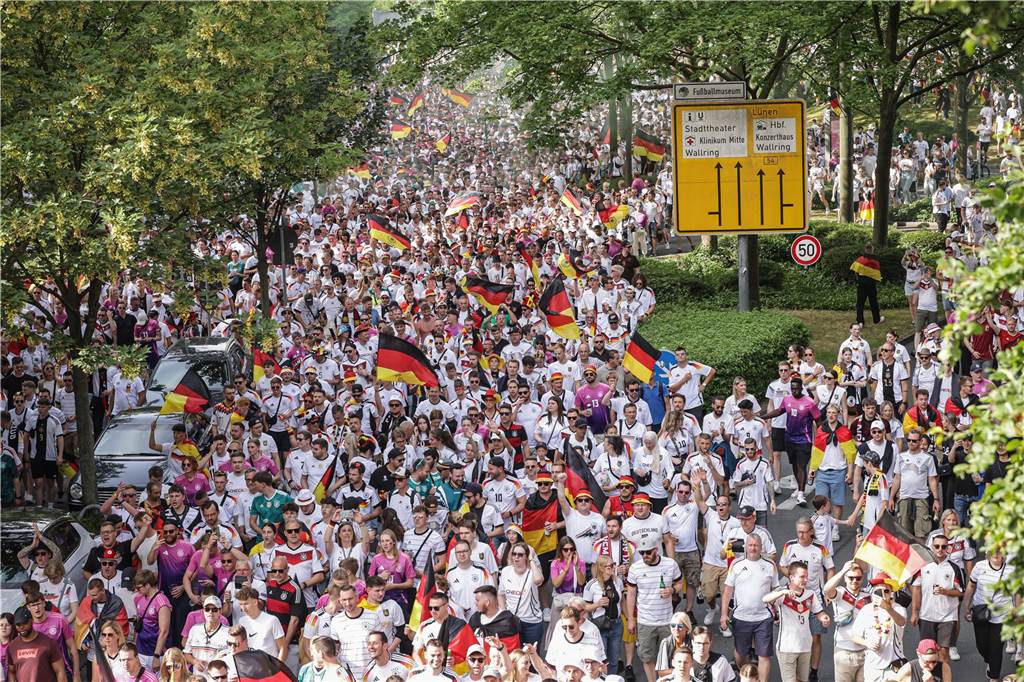 Riesen-Stimmung bei den Deutschland-Fans vor dem EM-Achtelfinale gegen Dänemark in Dortmund.