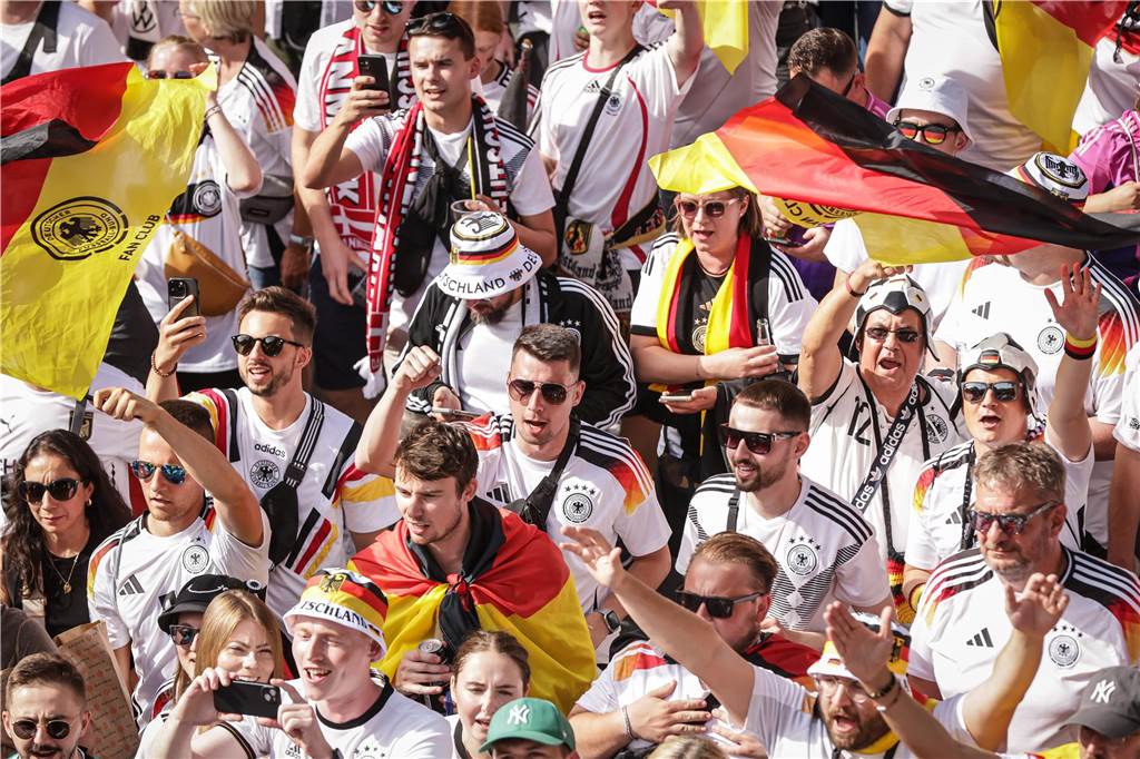 Riesen-Stimmung bei den Deutschland-Fans vor dem EM-Achtelfinale gegen Dänemark in Dortmund.