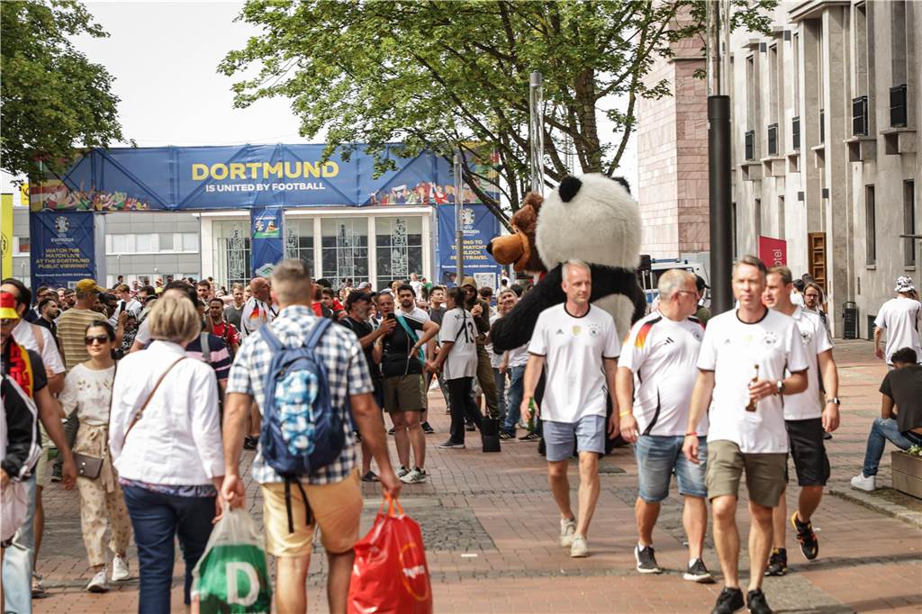 Riesen-Stimmung bei den Deutschland-Fans vor dem EM-Achtelfinale gegen Dänemark in Dortmund.