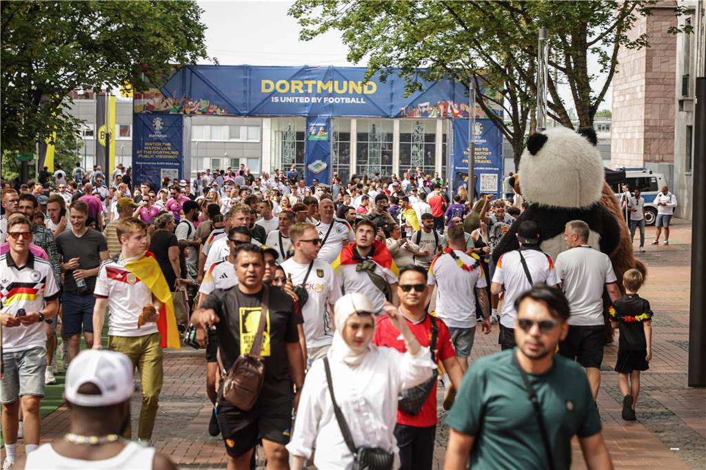 Riesen-Stimmung bei den Deutschland-Fans vor dem EM-Achtelfinale gegen Dänemark in Dortmund.