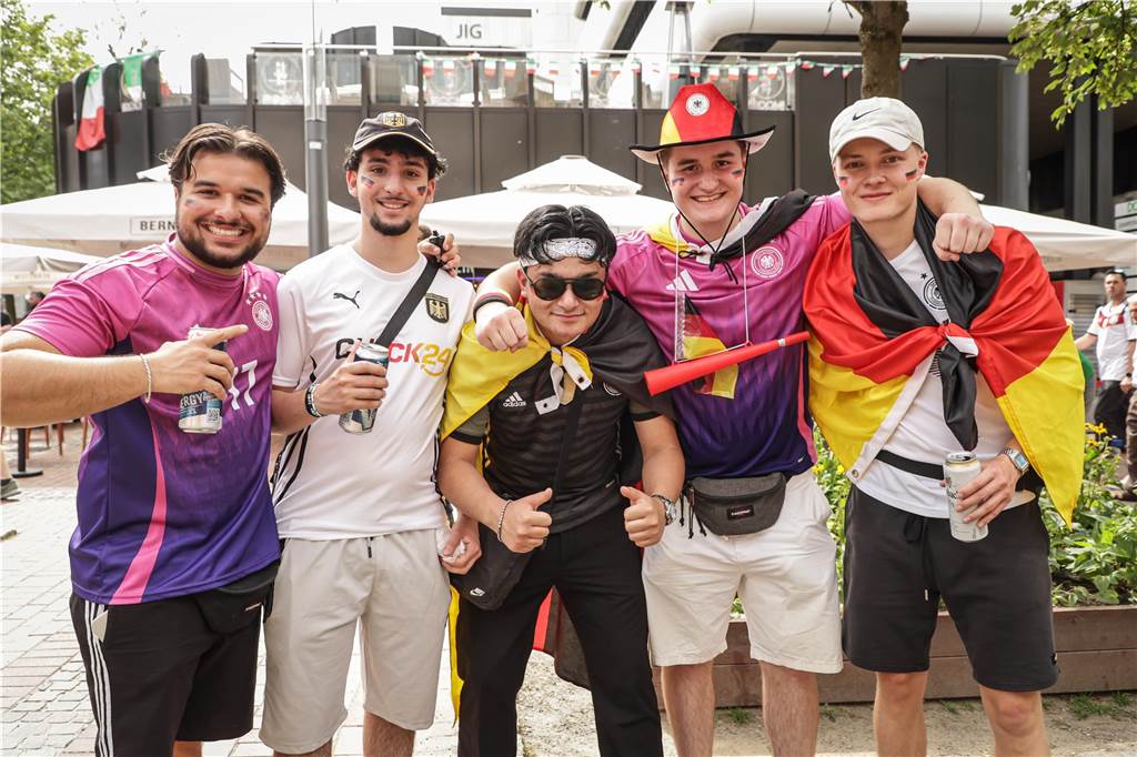 Riesen-Stimmung bei den Deutschland-Fans vor dem EM-Achtelfinale gegen Dänemark in Dortmund.