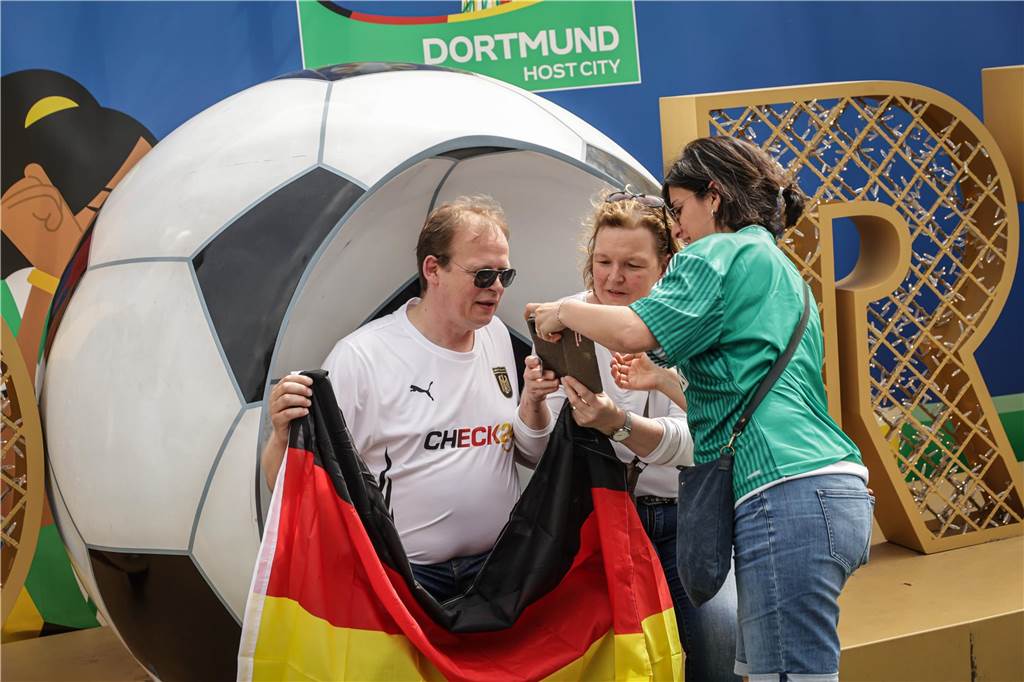 Riesen-Stimmung bei den Deutschland-Fans vor dem EM-Achtelfinale gegen Dänemark in Dortmund.