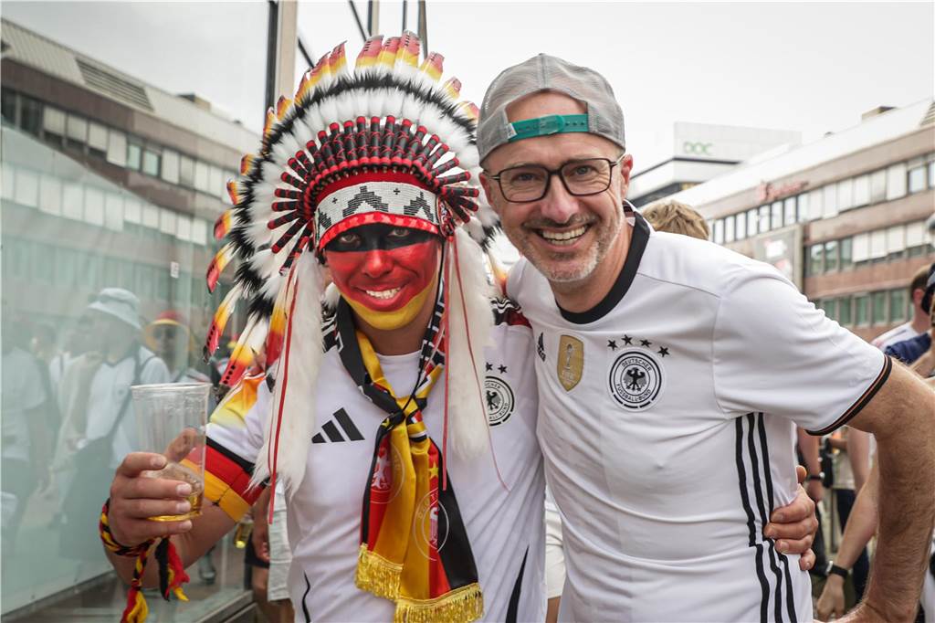 Riesen-Stimmung bei den Deutschland-Fans vor dem EM-Achtelfinale gegen Dänemark in Dortmund.