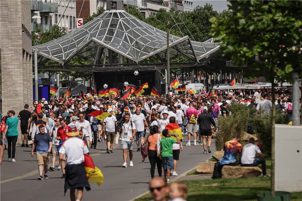 Riesen-Stimmung bei den Deutschland-Fans vor dem EM-Achtelfinale gegen Dänemark in Dortmund.