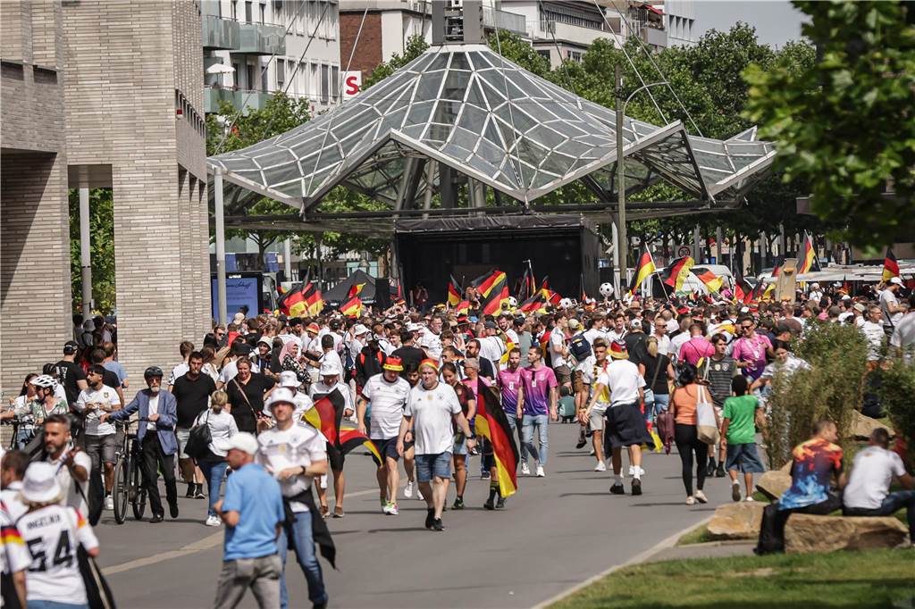 Riesen-Stimmung bei den Deutschland-Fans vor dem EM-Achtelfinale gegen Dänemark in Dortmund.