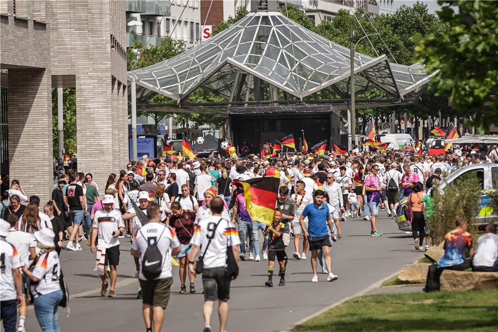 Riesen-Stimmung bei den Deutschland-Fans vor dem EM-Achtelfinale gegen Dänemark in Dortmund.