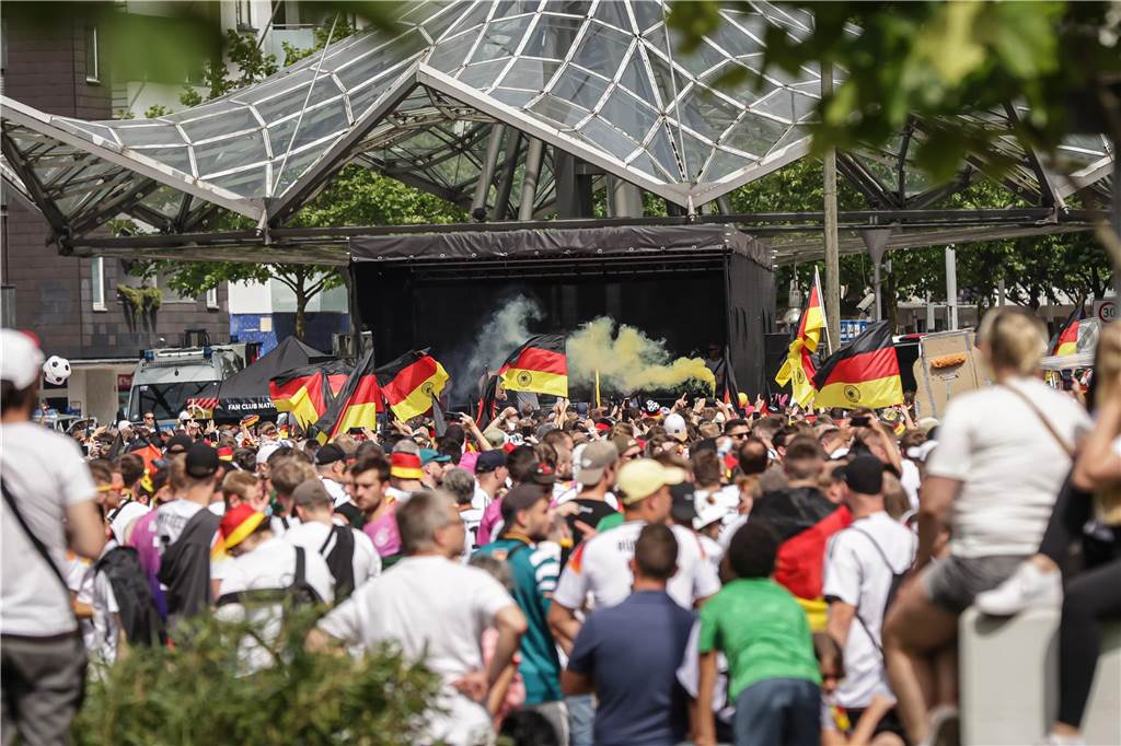 Riesen-Stimmung bei den Deutschland-Fans vor dem EM-Achtelfinale gegen Dänemark in Dortmund.