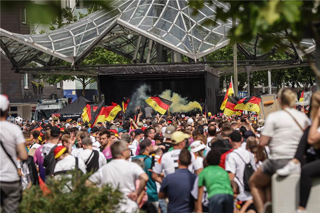 Riesen-Stimmung bei den Deutschland-Fans vor dem EM-Achtelfinale gegen Dänemark in Dortmund.