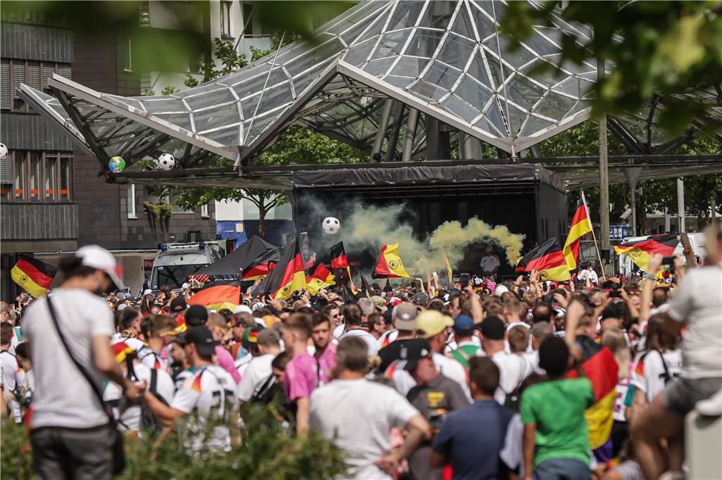 Riesen-Stimmung bei den Deutschland-Fans vor dem EM-Achtelfinale gegen Dänemark in Dortmund.