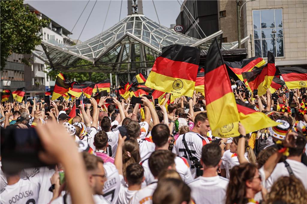 Riesen-Stimmung bei den Deutschland-Fans vor dem EM-Achtelfinale gegen Dänemark in Dortmund.