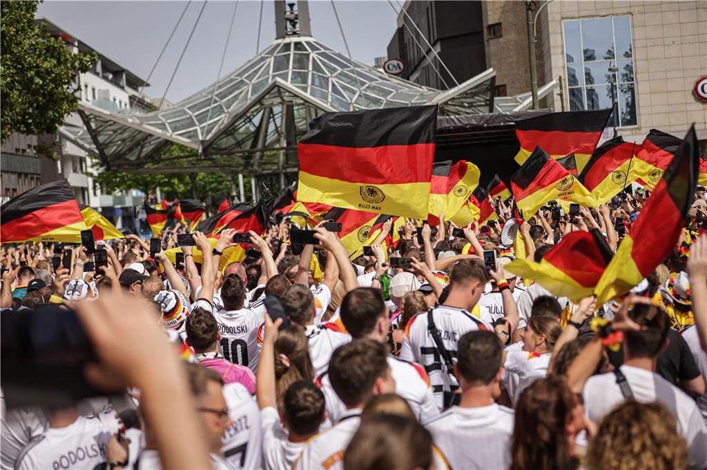 Riesen-Stimmung bei den Deutschland-Fans vor dem EM-Achtelfinale gegen Dänemark in Dortmund.