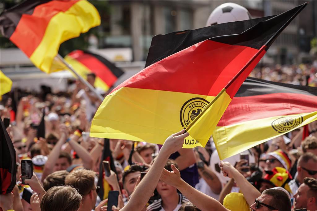 Riesen-Stimmung bei den Deutschland-Fans vor dem EM-Achtelfinale gegen Dänemark in Dortmund.