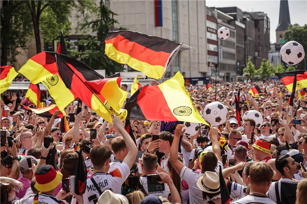 Riesen-Stimmung bei den Deutschland-Fans vor dem EM-Achtelfinale gegen Dänemark in Dortmund.