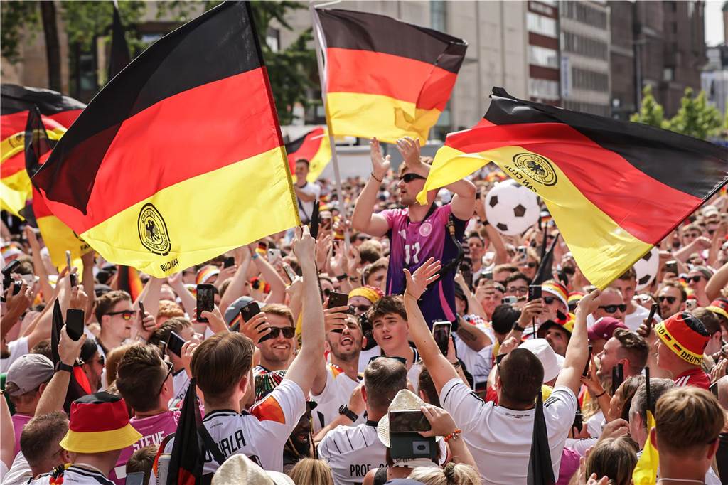 Riesen-Stimmung bei den Deutschland-Fans vor dem EM-Achtelfinale gegen Dänemark in Dortmund.