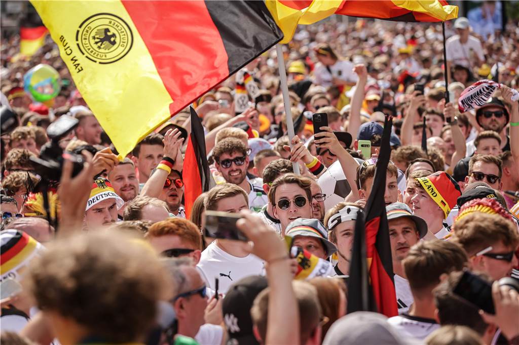 Riesen-Stimmung bei den Deutschland-Fans vor dem EM-Achtelfinale gegen Dänemark in Dortmund.