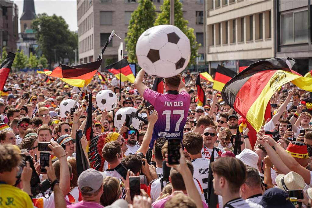Riesen-Stimmung bei den Deutschland-Fans vor dem EM-Achtelfinale gegen Dänemark in Dortmund.