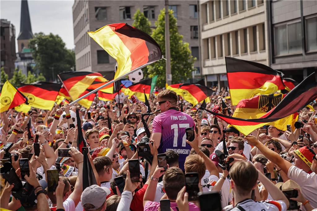 Riesen-Stimmung bei den Deutschland-Fans vor dem EM-Achtelfinale gegen Dänemark in Dortmund.